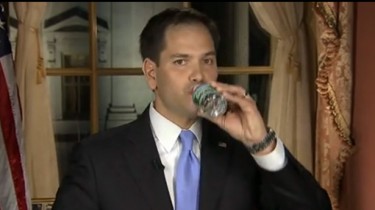 El momento exacto en que el Sen. Marco Rubio bebe de la botella sin quitar la mirada de la cámara. Tomado de un video de YouTube.