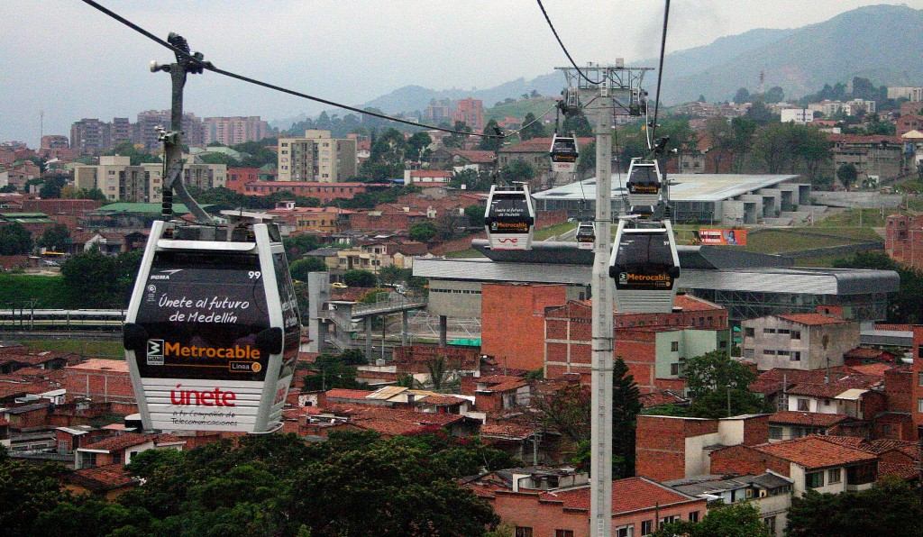 Sistema Metrocable en Medellín, por Álvaro Ramírez en Flickr, bajo Licencia CC 2.0