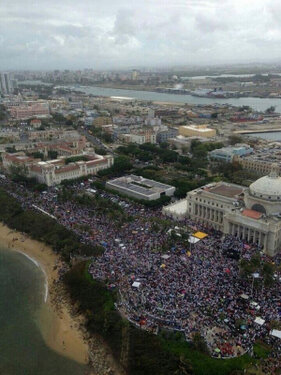Vista aérea de la manifestación "Puerto Rico se Levanta" el 18 de febrero. Foto tomada de @YoDash en Twitter.