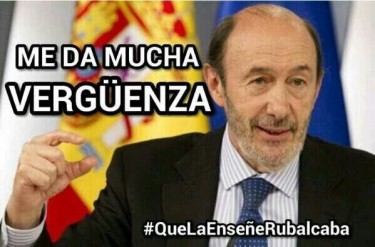 «Me da mucha vergüenza #QuelaenseñeRubalcaba». Rubalcaba en una imagen de Jaime Núñez Cabeza en Twitter.