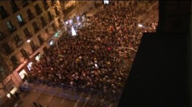 Vista aerea della protesta davanti alla sede del Partido Popular a Madrid. Foto di Periodismo Humano publicata sotto Licenza CC.