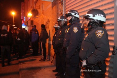 Despliegue de fuerzas policiacas en Brooklyn. Dos policias no-uniformados son acusados de quitarle la vida a Gray. Foto de Javier Soriano.