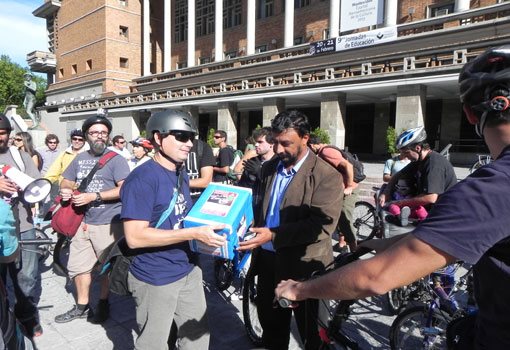 Entregando las firmas a las autoridades. Imagen por Gente En Bicicleta Uruguay compartida en Facebook.