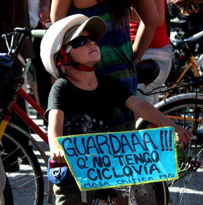     Niño durante la demonstración en Montevideo, Uruguay     Imagen por Gianluca Casanova compartida en Facebook.