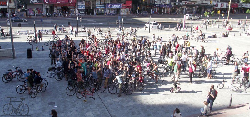 Ciclistas frente a la Intendencia Municipal de Montevideo pidiendo ciclovías. Foto de Roger Tijman compartida en Facebook.