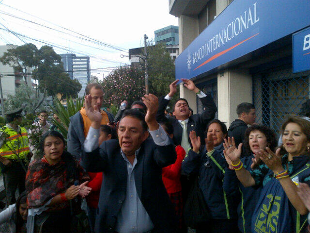 Afuera de la Embajada venezolana en Ecuador. Foto compartida por @OM_Velasco en Twitter.