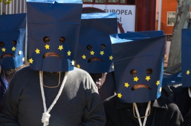Rueda de prensa frente a la sede de la UE en Madrid. Foto de Desmontando Mentiras. Usada con permiso.