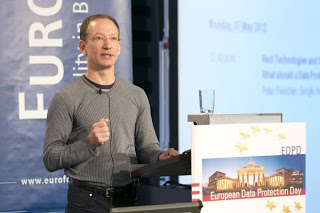 Peter Fleischer hablando en Euroforum. Foto de su blog «Privacy...?»