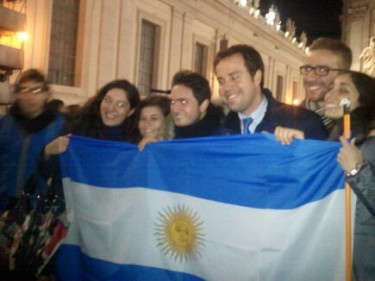  Des argentins célébrant l'élection du Pape François I Sur la Place Saint Pierre de Rome; Photo partagée sur sur Twitter pour @aciprensa