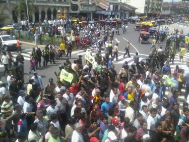 Manifestación frente a Radio La Karibeña, Plaza 28, Iquitos.