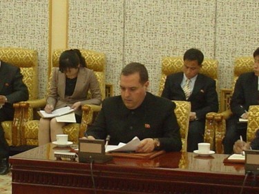 Alejandro Cao de Benós trabajando en Pyongyang en 2011. Foto de su página de Facebook.