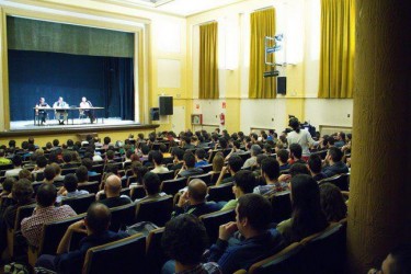 Conferencia de Cao de Benós en la Universidad de Zaragoza (España) el 15 de marzo de 2012. Foto de su página de Facebook 
