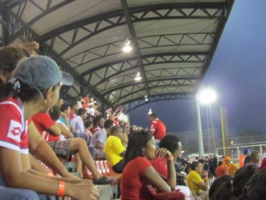 Partido de fútbol, Panamá. Foto de Eirene Moreno, usada con permiso.