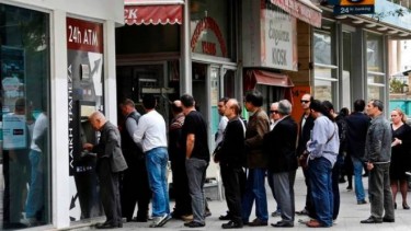 Colas ante los bancos chipriotas causadas por el corralito impuesto en el país. Foto de la web unitedexplanations.org con licencia CC BY-NC-ND 3.0
