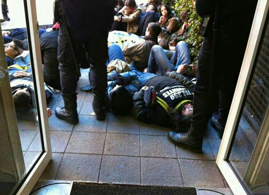 A photo of protesters blocking the entrance to an abortion clinic posted on Facebook by Elena Valenciano
