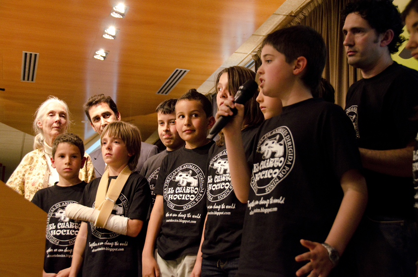 7 de mayo de 2012: Los niños de El Cuarto Hocico se dirigen al público en presencia de la primatóloga Jane Goodall, Premio Príncipe de Asturias 2003 de Investigación. Imagen tomada de su blog.