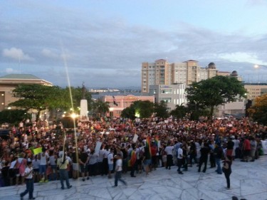 The massive march on May 16 against discrimination based on sexual orientation on the south side of the Capitol in San Juan, Puerto Rico. Photo taken from the <a href="https://www.facebook.com/photo.php?fbid=526573290711363&amp;set=pb.109928545709175.-2207520000.1369443020.&amp;type=3&amp;src=https%3A%2F%2Ffbcdn-sphotos-a-a.akamaihd.net%2Fhphotos-ak-ash3%2F965146_526573290711363_2142259580_o.jpg&amp;smallsrc=https%3A%2F%2Ffbcdn-sphotos-a-a.akamaihd.net%2Fhphotos-ak-ash3%2F942682_526573290711363_2142259580_n.jpg&amp;size=1632%2C1224" target="_blank">Students of the UPR Inform</a> Facebook Page.