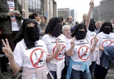 Manifestación antiislámica frente al parlamento europeo en Bruselas. Foto del blog Nueva Europa – Nueva Eurabia