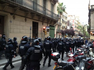 Mossos d'escuadra desfilando por la Vila de Gràcia. Foto: @SiitoMellark