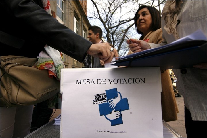 Mesa de votación. Imagen de <a href="http://www.madridiario.es/galeria/consulta-popular-por-la-sanidad-publica-marea-blanca-1/62134.html">madridiario.es</a>