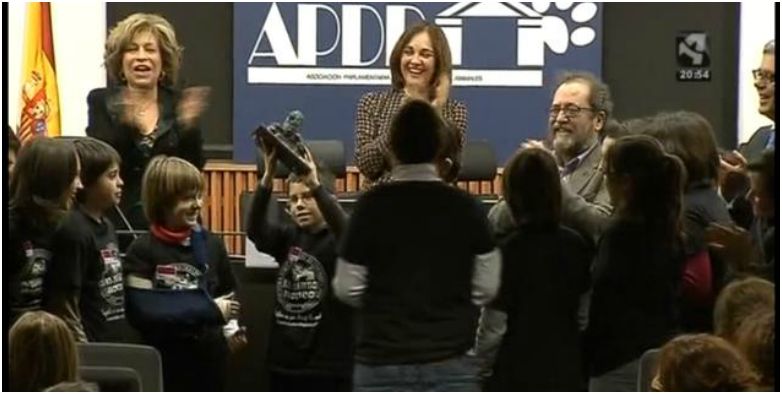 27 de febrero de 2013: Los niños de El Cuarto Hocico recogen el premio APDDA en el Congreso de los Diputados. Captura de pantalla de su web.