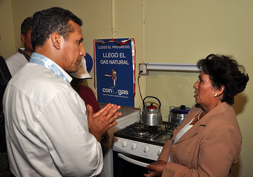 Presidente Ollanta Humala inauguró red domestica de gas natural en Pisco, Perú, en febrero de 2012. Foto compartida por Presidencia Perú en Flickr (CC BY-NC-SA 2.0) 