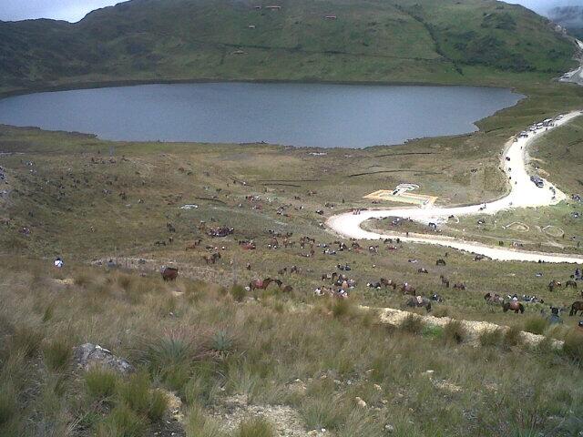 "Miles de Cajamarquinos ya se encuentran en la Laguna El Perol. Distribuidos en diferentes partes de Conga." Foto compartida por MattaColun en Twitter