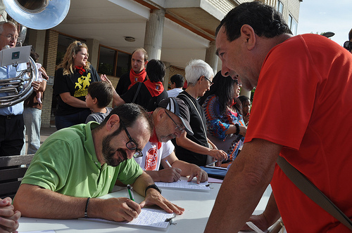 Recogida de firmas para la ILP en Berriozar (Navarra). Imagen de la web de la PAH en Navarra