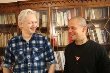 Julian Assange y Calle 13 en la embajada de Ecuador en Londres, donde Assange actualmente se encuentra luego de haber pedido asilo al gobierno ecuatoriano. Foto tomada de la cuenta de Twitter oficial de Calle 13 <a href="http://twitpic.com/cx0axs" target="_blank">@Calle13Oficial</a>.