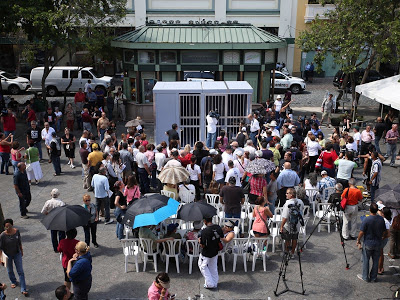 Una de las celdas en donde varias personas se encarcelaron simbólicamente en señal de protesta por la encarcelación de Oscar López Rivera. Foto tomada del blog La isla desconocida.