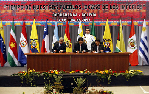 Reunión de la UNASUR el 4 de julio, 2013, en respuesta el incidente del avión de Evo Morales en Europa. Foto compartida por Presidencia de la República de Ecuador en Flickr (CC BY-NC-SA 2.0) 