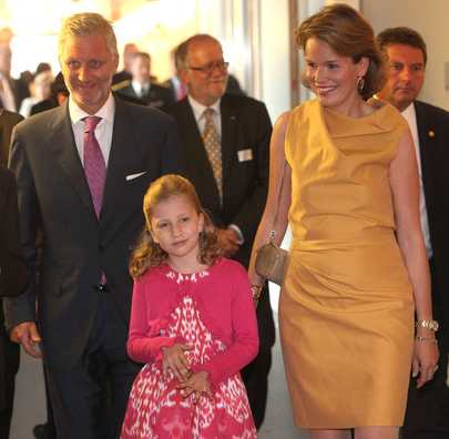 Felipe y Matilde, futuros reyes de Bélgica, con su hija mayor Isabel. Foto del blog Royalty Online