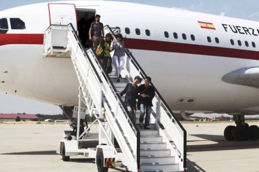 Las cooperantes, a su llegada a España tras su liberación. Imagen de la web de RTVE.