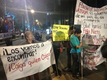 Familiares de los desaparecidos protestando el 23 de agosto afuera de la PGR. Foto compartida en Twitter por @miss_cocoa58