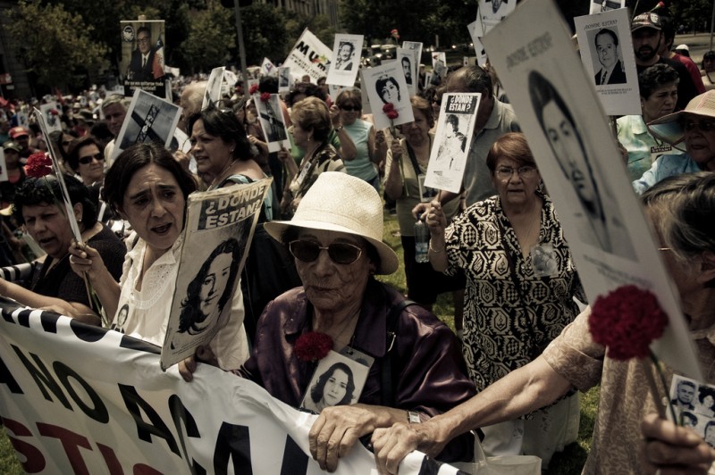 Manifestación convocada por la Agrupación de Familiares de Detenidos Desaparecidos. 2009, Santiago, Chile. Foto de antitezo en Flickr (CC BY-NC-SA 2.0)