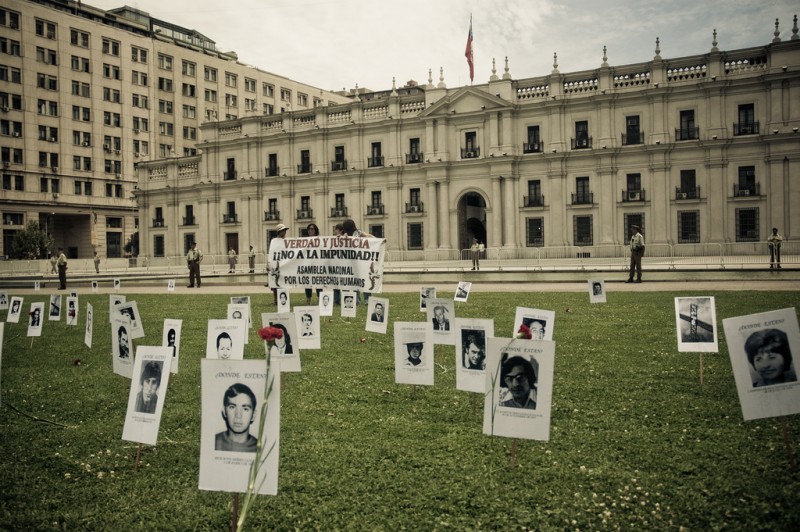 Manifestación convocada por la Agrupación de Familiares de Detenidos Desaparecidos. 2009, Santiago, Chile. Foto de antitezo en Flickr (CC BY-NC-SA 2.0) 