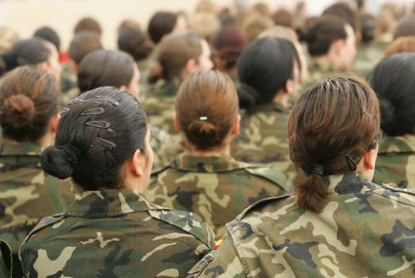 Mujeres militares durante un acto en la base de El Goloso (Madrid) en 2006. Foto de la web laicismo.org. 