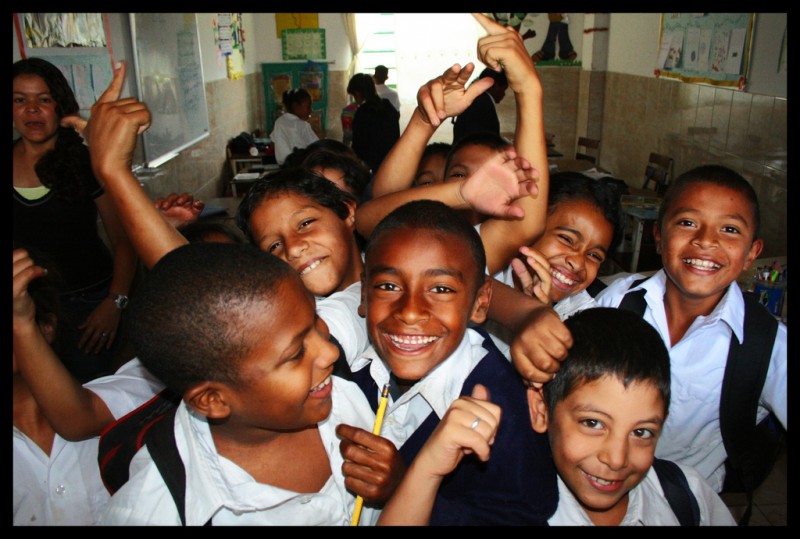 Niños del colegio Jesús María Olaso en Caracas, Venezuela. Foto de Marino González en Flickr, bajo licencia Creative Commons  (CC BY-NC-ND 2.0)  