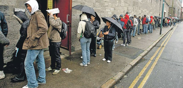 Queue outside a soup kitchen. Photo from the blog «Verdad y justicia, por Dios» [Truth and Justice, for God's sake]