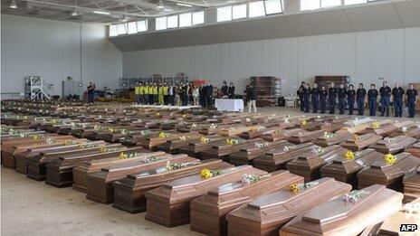 Kovčezi s posmrtnim ostacima utopljenih u L-u pre sahrane na raznim italijanskim grobljima. Fotografiju objavio na Twitteru Aleem Maqbool
