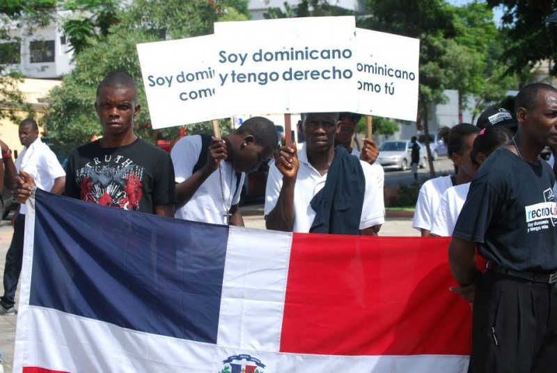 Manifestantes en contra de la decisión del Tribunal Constitucional de la República Dominicana de despojar a miles de ciudadanos dominicanos de su nacionalidad. Tomado de la página de Facebook de reconoci.do.