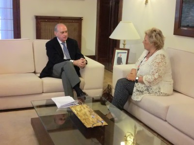 The Minister of the Interior, Jorge Fernandez Diaz, receives the president of the Association of Terrorism Victims, Angeles Pedraza. Photo from the Ministry of the Interior website.