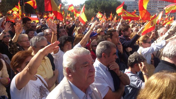 Un grupo de manifestantes hacen el saludo fascista. Foto subida a Twitter por Alberto Pradilla, corresponsal en Madrid del diario vasco Gara.