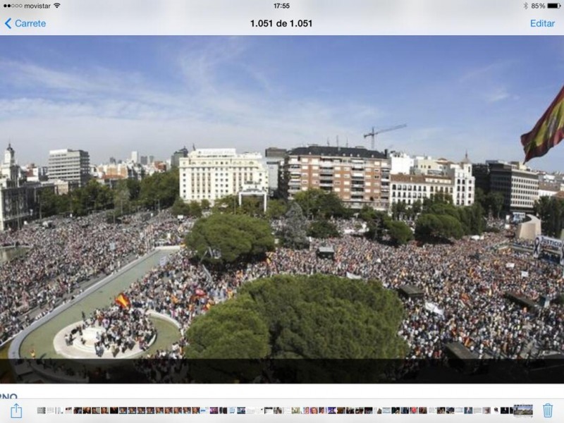 Vista de la Plaza Colón de Madrid ocupada por la manifestación convocada por la AVT. Foto subida a Twitter por Isabel Durán 