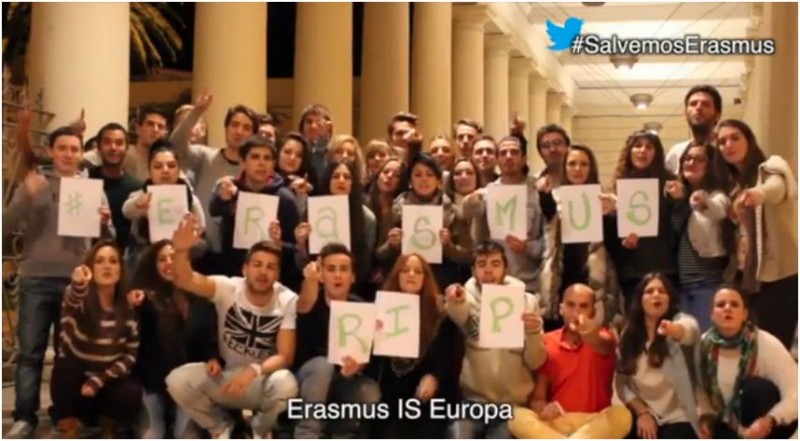 Estudiantes españoles en Foggia (Italia) protestan contra el recorte en sus becas. Captura de pantalla de su vídeo en YouTube