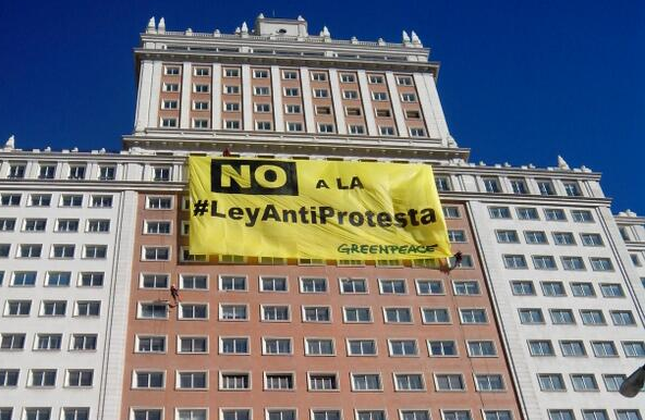 GreenPeace desplegó una pancarta inmensa en el edificio España con el lema NO a la #LeyAntiProtesta.
