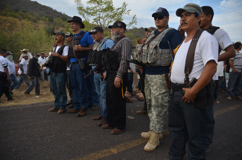 Líderes de los grupos de autodefensa en la entrada de Churumuco, un municipio del estado de Michoacán. El grupo ha tomado las armas para protegerse de los carteles de la droga y las pandillas que operan en la zona.Foto de Armando Solís, 29 de diciembre 2013, copyright Demotix