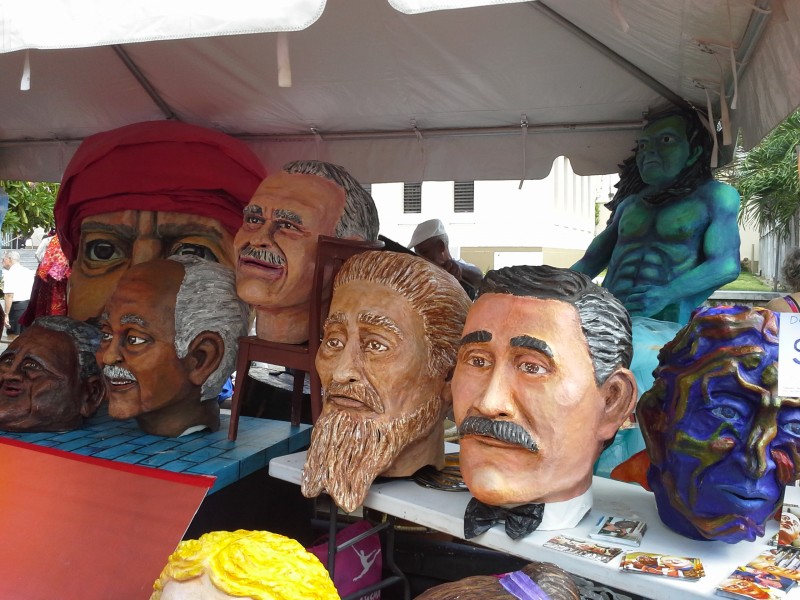 Los cabezudos son un tipo de máscara utilizada en las procesiones tradicionales de las Fiestas de la Calle San Sebastián. Estos cabezudos fueron hechos por el colectivo de teatro Agua, Sol y Sereno.
