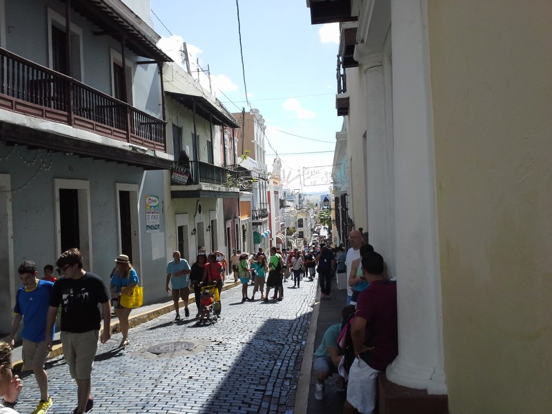 Mirada a la Calle del Cristo, por donde subían muchas personas a la Calle San Sebastián.