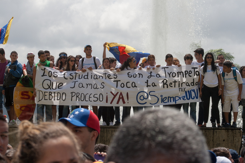 Estudiantes protestando en Caracas. Foto de Juan Hernandez, copyright Demotix.